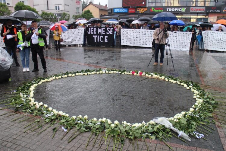 Dan bijelih traka: 102 ruže u znak sjećanja na ubijenu djecu Prijedora